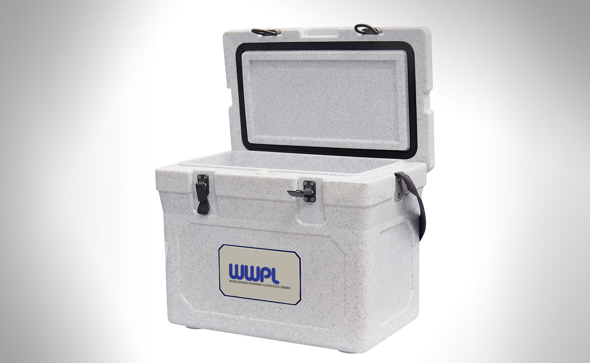 Kühlbox aus robustem Material mit offenem Deckel, strapazierfähigen Schlössern und grauem Design für vielseitige Anwendungen.